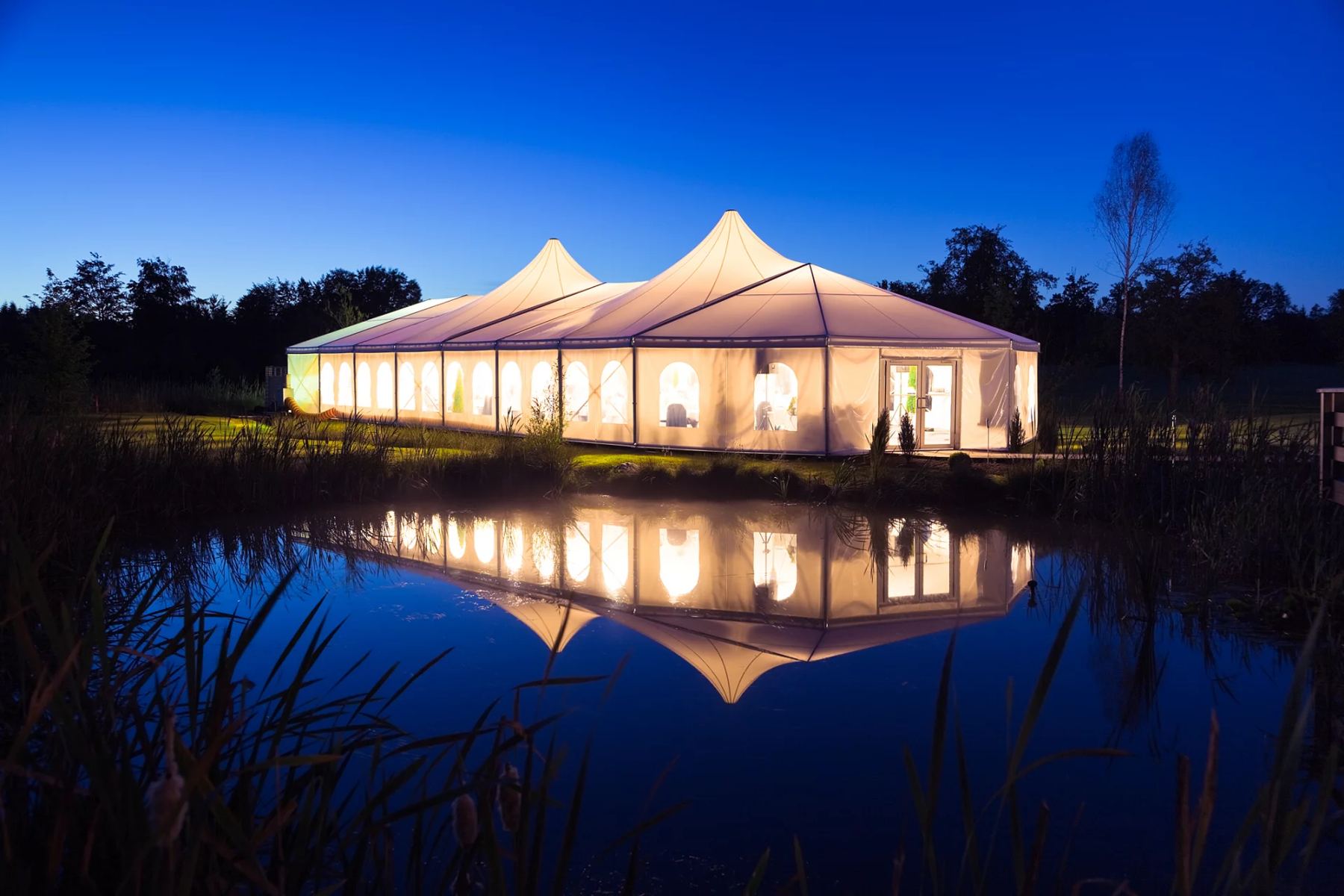 Festzelt am Teich beim Grillabend